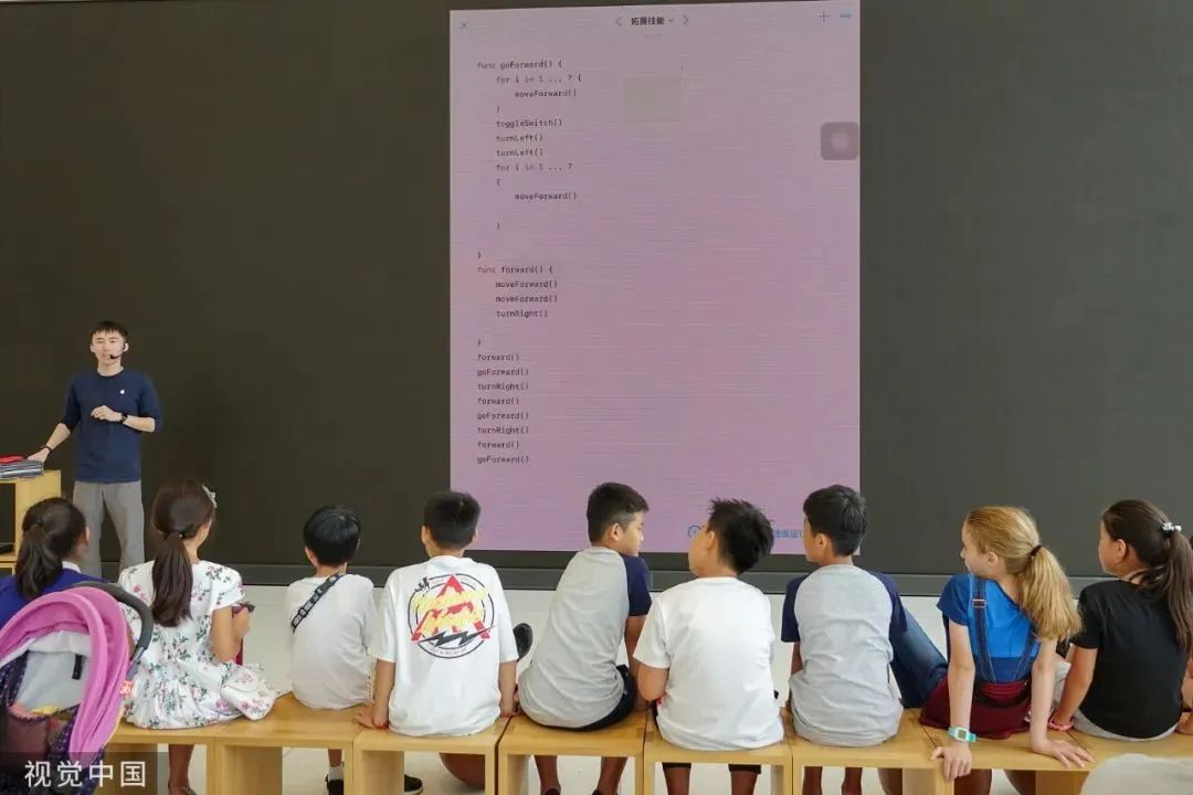 2019年9月13日，青岛，小学生们在一家培训机构学习编程/图源：视觉中国