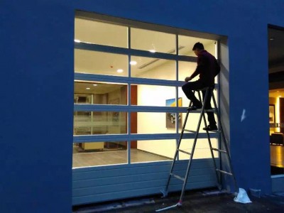 4S店大门-透明提升门-凯亿斯门业图3